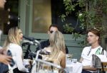 Amsterdam 27 junim 2025
Robbert Rodenburg met Jutta Leerdam  en vrienden op terras in het centrum van Amsterdam