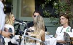 Amsterdam 27 junim 2025
Robbert Rodenburg met Jutta Leerdam  en vrienden op terras in het centrum van Amsterdam