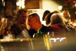 Amsterdam 11 september 2025
Linda de Mol Jeroen Rietbergen Noa Vahle Julian Vahle en zijn vriendin Chelsea Weimar zijn gezellig uitetetn in de nieuwe Hotspot van Amsterdam Restaurant Toet . Ook Ruud Gullit en zijn vriendin Karin de Rooij waren aanwezig .