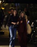 Amsterdam 11 september 2025
Linda de Mol Jeroen Rietbergen Noa Vahle Julian Vahle en zijn vriendin Chelsea Weimar zijn gezellig uitetetn in de nieuwe Hotspot van Amsterdam Restaurant Toet . Ook Ruud Gullit en zijn vriendin Karin de Rooij waren aanwezig .