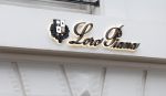 Amsterdam 26 augustus 2026
Logo's van de winkels op de pc hooftstraat . DE Winkelstraat van Nederland . Loro Piana