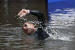 Amsterdam 6  september 2025
Maarten v d Weijden zwemt 75 km in 24 uur voor Jeugdfonds Sport Cultuur amsterdam . Zijn vriendin Anne begeleidt hem met een sloep .