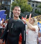 Amsterdam 6  september 2025
Maarten v d Weijden zwemt 75 km in 24 uur voor Jeugdfonds Sport Cultuur amsterdam . Zijn vriendin Anne begeleidt hem met een sloep .