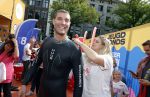 Amsterdam 6  september 2025
Maarten v d Weijden zwemt 75 km in 24 uur voor Jeugdfonds Sport Cultuur amsterdam . Zijn vriendin Anne begeleidt hem met een sloep .