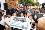 Amsterdam 6  september 2025
Maarten v d Weijden zwemt 75 km in 24 uur voor Jeugdfonds Sport Cultuur amsterdam . Zijn vriendin Anne begeleidt hem met een sloep .
