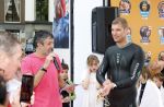 Amsterdam 6  september 2025
Maarten v d Weijden zwemt 75 km in 24 uur voor Jeugdfonds Sport Cultuur amsterdam . Zijn vriendin Anne begeleidt hem met een sloep .