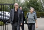 Rotterdam 20 september 2025
Crematie Gerard Cox bij crematorium de Hoeksche Waard. Marco Louwerens  met vrouw