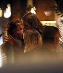 Amsterdam 11 september 2025
Linda de Mol Jeroen Rietbergen Noa Vahle Julian Vahle en zijn vriendin Chelsea Weimar zijn gezellig uitetetn in de nieuwe Hotspot van Amsterdam Restaurant Toet . Ook Ruud Gullit en zijn vriendin Karin de Rooij waren aanwezig .