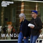 Amsterdam 29 september 2025
Owen Schumacher met zijn vrouw op straat in Amsterdam zuid.