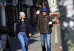 Amsterdam 29 september 2025
Owen Schumacher met zijn vrouw op straat in Amsterdam zuid.