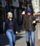 Amsterdam 29 september 2025
Owen Schumacher met zijn vrouw op straat in Amsterdam zuid.