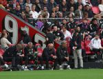 Eindhoven, 21 September 2025
PSV-AJAX, Eindstand 2-2
Kompetitie seizoen 2025-2026
Peter Bosz e.a. kijken naar de ipad