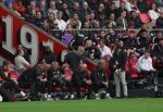 Eindhoven, 21 September 2025
PSV-AJAX, Eindstand 2-2
Kompetitie seizoen 2025-2026
Peter Bosz e.a. kijken naar de ipad