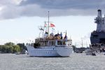 Amsterdam 24 augustus 202
Prins Maurits en Prinses MarilÃ¨ne hebben drie kinderen: Anna (geboren in 2001), Lucas (geboren in 2002), en Felicia (geboren in 2005). Hun volledige achternaam is Van Lippe-Biesterfeld van Vollenhoven . Prins Maurits neemt met zijn gezin de Vlootschouw af tijdens de laatste dag van Sail. Ze varen met de Groene Draeck. Yacht de Piet Hein die vroeger van Prinses Juliana en Prins Bernhard was