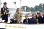 Amsterdam 24 augustus 202
Prins Maurits en Prinses MarilÃ¨ne hebben drie kinderen: Anna (geboren in 2001), Lucas (geboren in 2002), en Felicia (geboren in 2005). Hun volledige achternaam is Van Lippe-Biesterfeld van Vollenhoven . Prins Maurits neemt met zijn gezin de Vlootschouw af tijdens de laatste dag van Sail. Ze varen met de Groene Draeck.