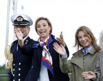 Amsterdam 24 augustus 202
Prins Maurits en Prinses MarilÃ¨ne hebben drie kinderen: Anna (geboren in 2001), Lucas (geboren in 2002), en Felicia (geboren in 2005). Hun volledige achternaam is Van Lippe-Biesterfeld van Vollenhoven . Prins Maurits neemt met zijn gezin de Vlootschouw af tijdens de laatste dag van Sail. Ze varen met de Groene Draeck.
