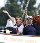 Amsterdam 24 augustus 202
Prins Maurits en Prinses MarilÃ¨ne hebben drie kinderen: Anna (geboren in 2001), Lucas (geboren in 2002), en Felicia (geboren in 2005). Hun volledige achternaam is Van Lippe-Biesterfeld van Vollenhoven . Prins Maurits neemt met zijn gezin de Vlootschouw af tijdens de laatste dag van Sail. Ze varen met de Groene Draeck.