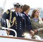 Amsterdam 24 augustus 202
Prins Maurits en Prinses MarilÃ¨ne hebben drie kinderen: Anna (geboren in 2001), Lucas (geboren in 2002), en Felicia (geboren in 2005). Hun volledige achternaam is Van Lippe-Biesterfeld van Vollenhoven . Prins Maurits neemt met zijn gezin de Vlootschouw af tijdens de laatste dag van Sail. Ze varen met de Groene Draeck.