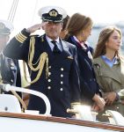 Amsterdam 24 augustus 202
Prins Maurits en Prinses MarilÃ¨ne hebben drie kinderen: Anna (geboren in 2001), Lucas (geboren in 2002), en Felicia (geboren in 2005). Hun volledige achternaam is Van Lippe-Biesterfeld van Vollenhoven . Prins Maurits neemt met zijn gezin de Vlootschouw af tijdens de laatste dag van Sail. Ze varen met de Groene Draeck.