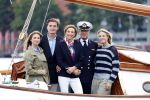 Amsterdam 24 augustus 202
Prins Maurits en Prinses MarilÃ¨ne hebben drie kinderen: Anna (geboren in 2001), Lucas (geboren in 2002), en Felicia (geboren in 2005). Hun volledige achternaam is Van Lippe-Biesterfeld van Vollenhoven . Prins Maurits neemt met zijn gezin de Vlootschouw af tijdens de laatste dag van Sail. Ze varen met de Groene Draeck.