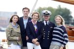 Amsterdam 24 augustus 202
Prins Maurits en Prinses MarilÃ¨ne hebben drie kinderen: Anna (geboren in 2001), Lucas (geboren in 2002), en Felicia (geboren in 2005). Hun volledige achternaam is Van Lippe-Biesterfeld van Vollenhoven . Prins Maurits neemt met zijn gezin de Vlootschouw af tijdens de laatste dag van Sail. Ze varen met de Groene Draeck.