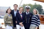 Amsterdam 24 augustus 202
Prins Maurits en Prinses MarilÃ¨ne hebben drie kinderen: Anna (geboren in 2001), Lucas (geboren in 2002), en Felicia (geboren in 2005). Hun volledige achternaam is Van Lippe-Biesterfeld van Vollenhoven . Prins Maurits neemt met zijn gezin de Vlootschouw af tijdens de laatste dag van Sail. Ze varen met de Groene Draeck.