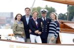 Amsterdam 24 augustus 202
Prins Maurits en Prinses MarilÃ¨ne hebben drie kinderen: Anna (geboren in 2001), Lucas (geboren in 2002), en Felicia (geboren in 2005). Hun volledige achternaam is Van Lippe-Biesterfeld van Vollenhoven . Prins Maurits neemt met zijn gezin de Vlootschouw af tijdens de laatste dag van Sail. Ze varen met de Groene Draeck.