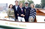 Amsterdam 24 augustus 202
Prins Maurits en Prinses MarilÃ¨ne hebben drie kinderen: Anna (geboren in 2001), Lucas (geboren in 2002), en Felicia (geboren in 2005). Hun volledige achternaam is Van Lippe-Biesterfeld van Vollenhoven . Prins Maurits neemt met zijn gezin de Vlootschouw af tijdens de laatste dag van Sail. Ze varen met de Groene Draeck.