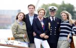 Amsterdam 24 augustus 202
Prins Maurits en Prinses MarilÃ¨ne hebben drie kinderen: Anna (geboren in 2001), Lucas (geboren in 2002), en Felicia (geboren in 2005). Hun volledige achternaam is Van Lippe-Biesterfeld van Vollenhoven . Prins Maurits neemt met zijn gezin de Vlootschouw af tijdens de laatste dag van Sail. Ze varen met de Groene Draeck.
