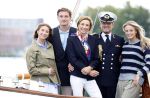 Amsterdam 24 augustus 202
Prins Maurits en Prinses MarilÃ¨ne hebben drie kinderen: Anna (geboren in 2001), Lucas (geboren in 2002), en Felicia (geboren in 2005). Hun volledige achternaam is Van Lippe-Biesterfeld van Vollenhoven . Prins Maurits neemt met zijn gezin de Vlootschouw af tijdens de laatste dag van Sail. Ze varen met de Groene Draeck.