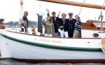 Amsterdam 24 augustus 202
Prins Maurits en Prinses MarilÃ¨ne hebben drie kinderen: Anna (geboren in 2001), Lucas (geboren in 2002), en Felicia (geboren in 2005). Hun volledige achternaam is Van Lippe-Biesterfeld van Vollenhoven . Prins Maurits neemt met zijn gezin de Vlootschouw af tijdens de laatste dag van Sail. Ze varen met de Groene Draeck.