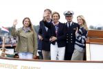 Amsterdam 24 augustus 202
Prins Maurits en Prinses MarilÃ¨ne hebben drie kinderen: Anna (geboren in 2001), Lucas (geboren in 2002), en Felicia (geboren in 2005). Hun volledige achternaam is Van Lippe-Biesterfeld van Vollenhoven . Prins Maurits neemt met zijn gezin de Vlootschouw af tijdens de laatste dag van Sail. Ze varen met de Groene Draeck.