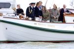 Amsterdam 24 augustus 202
Prins Maurits en Prinses MarilÃ¨ne hebben drie kinderen: Anna (geboren in 2001), Lucas (geboren in 2002), en Felicia (geboren in 2005). Hun volledige achternaam is Van Lippe-Biesterfeld van Vollenhoven . Prins Maurits neemt met zijn gezin de Vlootschouw af tijdens de laatste dag van Sail. Ze varen met de Groene Draeck.