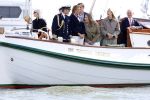 Amsterdam 24 augustus 202
Prins Maurits en Prinses MarilÃ¨ne hebben drie kinderen: Anna (geboren in 2001), Lucas (geboren in 2002), en Felicia (geboren in 2005). Hun volledige achternaam is Van Lippe-Biesterfeld van Vollenhoven . Prins Maurits neemt met zijn gezin de Vlootschouw af tijdens de laatste dag van Sail. Ze varen met de Groene Draeck.