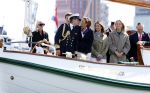 Amsterdam 24 augustus 202
Prins Maurits en Prinses MarilÃ¨ne hebben drie kinderen: Anna (geboren in 2001), Lucas (geboren in 2002), en Felicia (geboren in 2005). Hun volledige achternaam is Van Lippe-Biesterfeld van Vollenhoven . Prins Maurits neemt met zijn gezin de Vlootschouw af tijdens de laatste dag van Sail. Ze varen met de Groene Draeck.