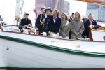 Amsterdam 24 augustus 202
Prins Maurits en Prinses MarilÃ¨ne hebben drie kinderen: Anna (geboren in 2001), Lucas (geboren in 2002), en Felicia (geboren in 2005). Hun volledige achternaam is Van Lippe-Biesterfeld van Vollenhoven . Prins Maurits neemt met zijn gezin de Vlootschouw af tijdens de laatste dag van Sail. Ze varen met de Groene Draeck.