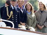 Amsterdam 24 augustus 202
Prins Maurits en Prinses MarilÃ¨ne hebben drie kinderen: Anna (geboren in 2001), Lucas (geboren in 2002), en Felicia (geboren in 2005). Hun volledige achternaam is Van Lippe-Biesterfeld van Vollenhoven . Prins Maurits neemt met zijn gezin de Vlootschouw af tijdens de laatste dag van Sail. Ze varen met de Groene Draeck.