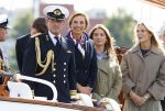 Amsterdam 24 augustus 202
Prins Maurits en Prinses MarilÃ¨ne hebben drie kinderen: Anna (geboren in 2001), Lucas (geboren in 2002), en Felicia (geboren in 2005). Hun volledige achternaam is Van Lippe-Biesterfeld van Vollenhoven . Prins Maurits neemt met zijn gezin de Vlootschouw af tijdens de laatste dag van Sail. Ze varen met de Groene Draeck.