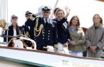 Amsterdam 24 augustus 202
Prins Maurits en Prinses MarilÃ¨ne hebben drie kinderen: Anna (geboren in 2001), Lucas (geboren in 2002), en Felicia (geboren in 2005). Hun volledige achternaam is Van Lippe-Biesterfeld van Vollenhoven . Prins Maurits neemt met zijn gezin de Vlootschouw af tijdens de laatste dag van Sail. Ze varen met de Groene Draeck.