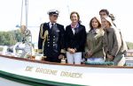 Amsterdam 24 augustus 202
Prins Maurits en Prinses MarilÃ¨ne hebben drie kinderen: Anna (geboren in 2001), Lucas (geboren in 2002), en Felicia (geboren in 2005). Hun volledige achternaam is Van Lippe-Biesterfeld van Vollenhoven . Prins Maurits neemt met zijn gezin de Vlootschouw af tijdens de laatste dag van Sail. Ze varen met de Groene Draeck.