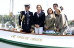 Amsterdam 24 augustus 202
Prins Maurits en Prinses MarilÃ¨ne hebben drie kinderen: Anna (geboren in 2001), Lucas (geboren in 2002), en Felicia (geboren in 2005). Hun volledige achternaam is Van Lippe-Biesterfeld van Vollenhoven . Prins Maurits neemt met zijn gezin de Vlootschouw af tijdens de laatste dag van Sail. Ze varen met de Groene Draeck.