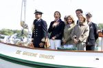 Amsterdam 24 augustus 202
Prins Maurits en Prinses MarilÃ¨ne hebben drie kinderen: Anna (geboren in 2001), Lucas (geboren in 2002), en Felicia (geboren in 2005). Hun volledige achternaam is Van Lippe-Biesterfeld van Vollenhoven . Prins Maurits neemt met zijn gezin de Vlootschouw af tijdens de laatste dag van Sail. Ze varen met de Groene Draeck.