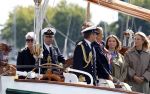 Amsterdam 24 augustus 202
Prins Maurits en Prinses MarilÃ¨ne hebben drie kinderen: Anna (geboren in 2001), Lucas (geboren in 2002), en Felicia (geboren in 2005). Hun volledige achternaam is Van Lippe-Biesterfeld van Vollenhoven . Prins Maurits neemt met zijn gezin de Vlootschouw af tijdens de laatste dag van Sail. Ze varen met de Groene Draeck.