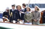 Amsterdam 24 augustus 202
Prins Maurits en Prinses MarilÃ¨ne hebben drie kinderen: Anna (geboren in 2001), Lucas (geboren in 2002), en Felicia (geboren in 2005). Hun volledige achternaam is Van Lippe-Biesterfeld van Vollenhoven . Prins Maurits neemt met zijn gezin de Vlootschouw af tijdens de laatste dag van Sail. Ze varen met de Groene Draeck.