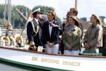Amsterdam 24 augustus 202
Prins Maurits en Prinses MarilÃ¨ne hebben drie kinderen: Anna (geboren in 2001), Lucas (geboren in 2002), en Felicia (geboren in 2005). Hun volledige achternaam is Van Lippe-Biesterfeld van Vollenhoven . Prins Maurits neemt met zijn gezin de Vlootschouw af tijdens de laatste dag van Sail. Ze varen met de Groene Draeck.