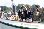 Amsterdam 24 augustus 202
Prins Maurits en Prinses MarilÃ¨ne hebben drie kinderen: Anna (geboren in 2001), Lucas (geboren in 2002), en Felicia (geboren in 2005). Hun volledige achternaam is Van Lippe-Biesterfeld van Vollenhoven . Prins Maurits neemt met zijn gezin de Vlootschouw af tijdens de laatste dag van Sail. Ze varen met de Groene Draeck.