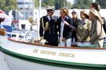 Amsterdam 24 augustus 202
Prins Maurits en Prinses MarilÃ¨ne hebben drie kinderen: Anna (geboren in 2001), Lucas (geboren in 2002), en Felicia (geboren in 2005). Hun volledige achternaam is Van Lippe-Biesterfeld van Vollenhoven . Prins Maurits neemt met zijn gezin de Vlootschouw af tijdens de laatste dag van Sail. Ze varen met de Groene Draeck.