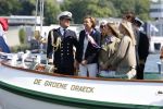 Amsterdam 24 augustus 202
Prins Maurits en Prinses MarilÃ¨ne hebben drie kinderen: Anna (geboren in 2001), Lucas (geboren in 2002), en Felicia (geboren in 2005). Hun volledige achternaam is Van Lippe-Biesterfeld van Vollenhoven . Prins Maurits neemt met zijn gezin de Vlootschouw af tijdens de laatste dag van Sail. Ze varen met de Groene Draeck.