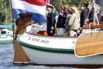 Amsterdam 24 augustus 202
Prins Maurits en Prinses MarilÃ¨ne hebben drie kinderen: Anna (geboren in 2001), Lucas (geboren in 2002), en Felicia (geboren in 2005). Hun volledige achternaam is Van Lippe-Biesterfeld van Vollenhoven . Prins Maurits neemt met zijn gezin de Vlootschouw af tijdens de laatste dag van Sail. Ze varen met de Groene Draeck.