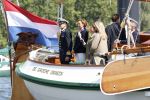 Amsterdam 24 augustus 202
Prins Maurits en Prinses MarilÃ¨ne hebben drie kinderen: Anna (geboren in 2001), Lucas (geboren in 2002), en Felicia (geboren in 2005). Hun volledige achternaam is Van Lippe-Biesterfeld van Vollenhoven . Prins Maurits neemt met zijn gezin de Vlootschouw af tijdens de laatste dag van Sail. Ze varen met de Groene Draeck.